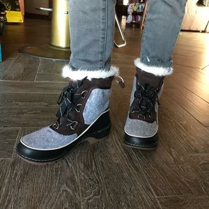 CUTE!! SOREL waterproof snow boots